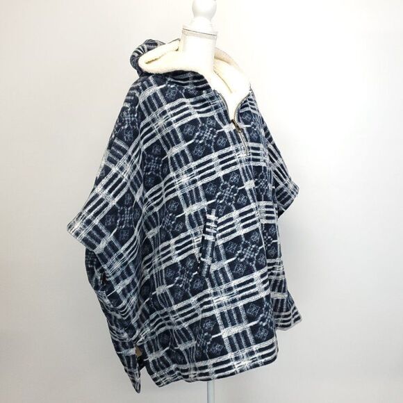 Free People Miss You Hooded Faux Fur Winter Poncho Oversized Batwing Sleeves - Picture 6 of 12